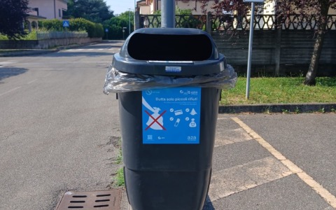 Seregno avvia il rinnovo dei cestini stradali con oltre 500 contenitori a “bocca stretta”
