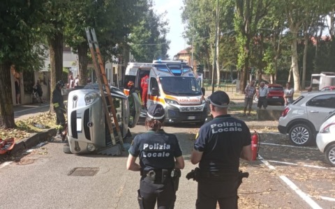 Un’auto si ribalta a Seveso, coinvolta una 75enne