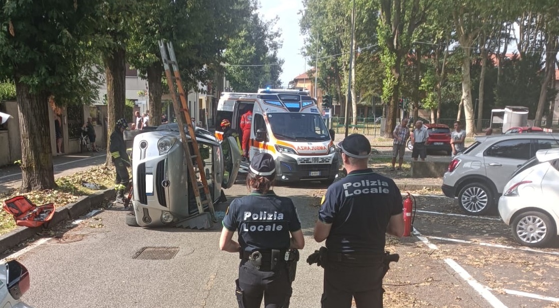 Un’auto si ribalta a Seveso, coinvolta una 75enne