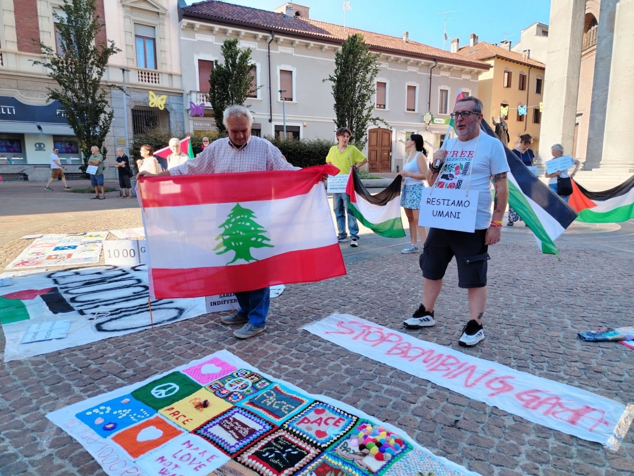 Un saluto fascista durante il presidio pro Palestina a Seregno