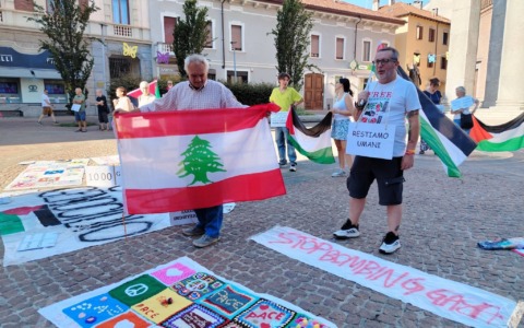 Un saluto fascista durante il presidio pro Palestina a Seregno