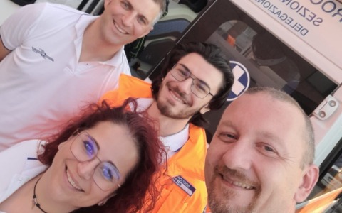 Volontari della Croce Bianca assistono a una nascita