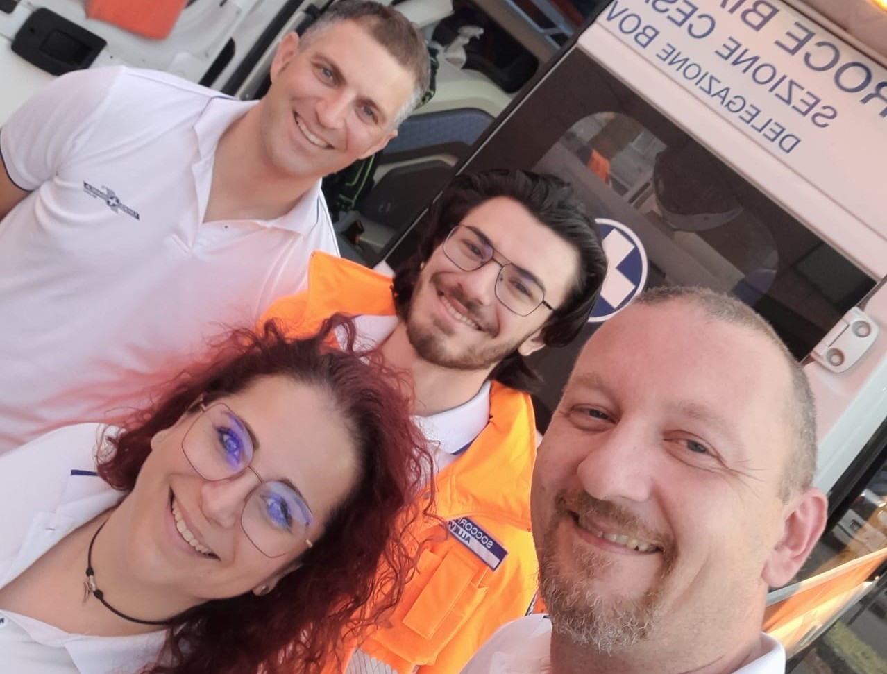 Volontari della Croce Bianca assistono a una nascita